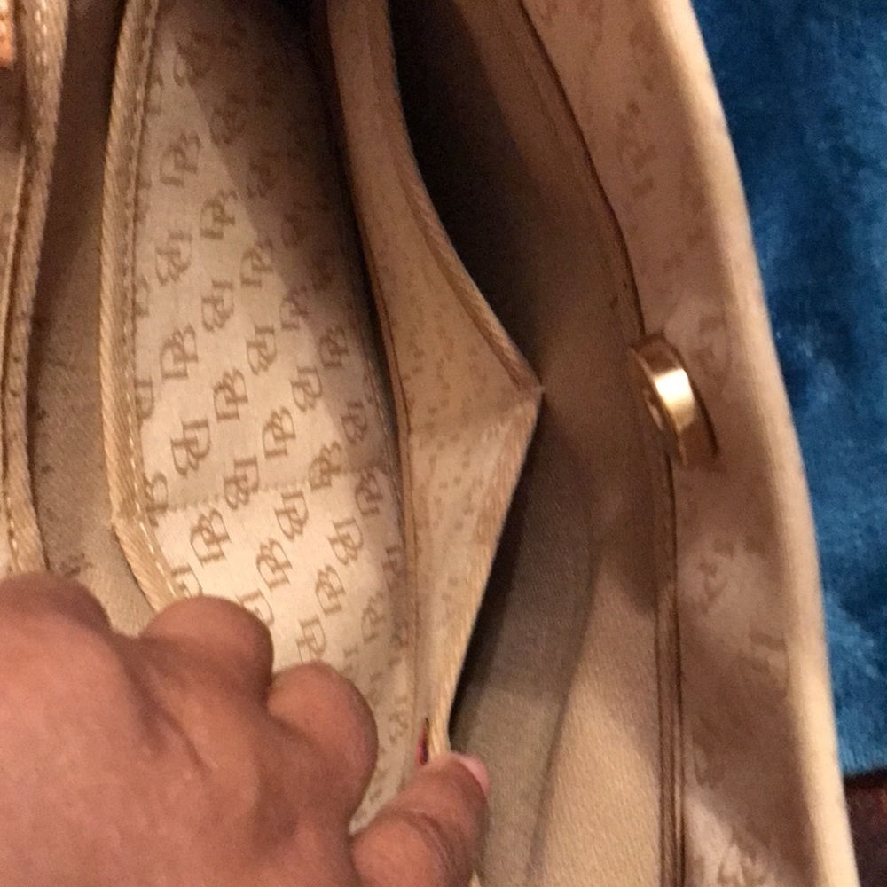 - Very nice Dooney and Bourke Tote! - Picture 8 of 13